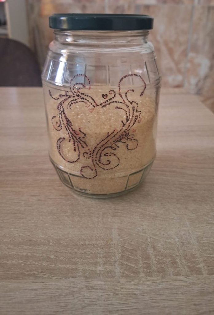 gravure en bocal avec un cœur en décoration .il contient du sucre de canne et une gousse de vanille à l intérieur