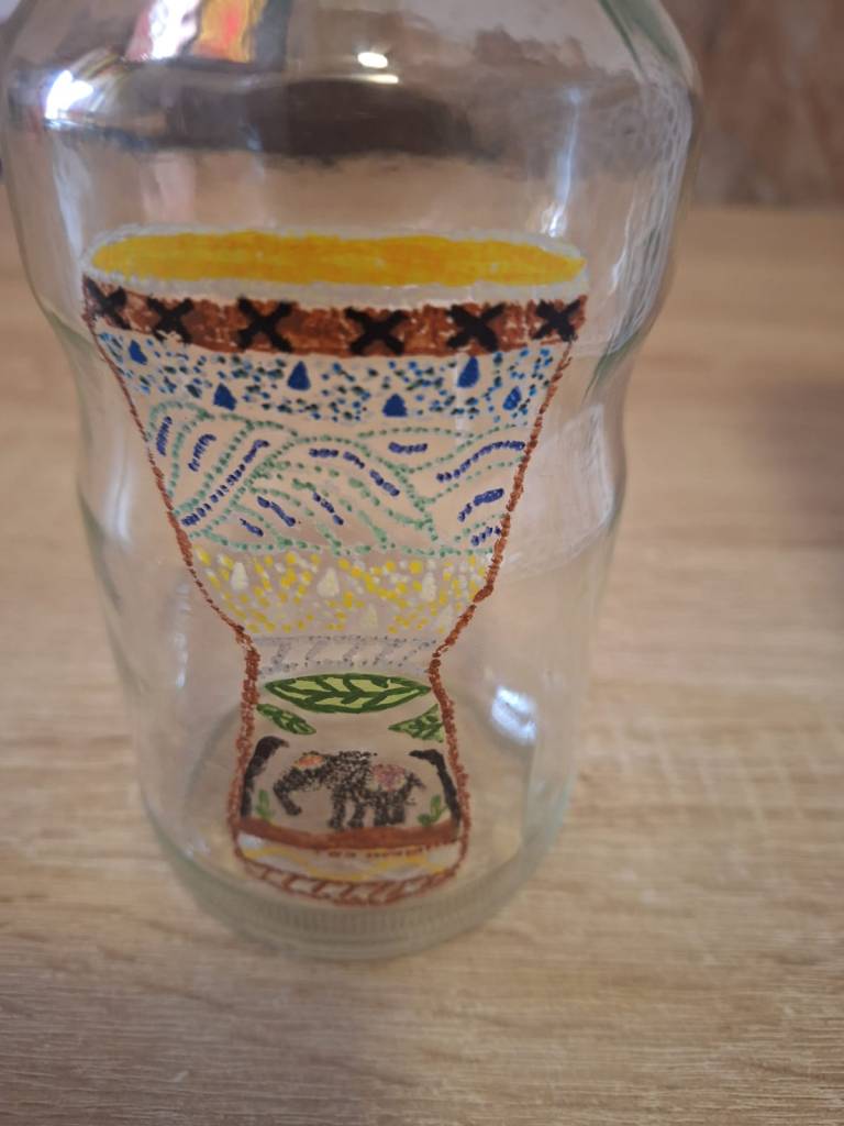 Bocal représentant un tanbour avec un magnifique éléphant  majestueux et intelligent, doté d une mémoire impressionnante, il est herbivore joue un rôle cruciale dans leurs écosystèmes 