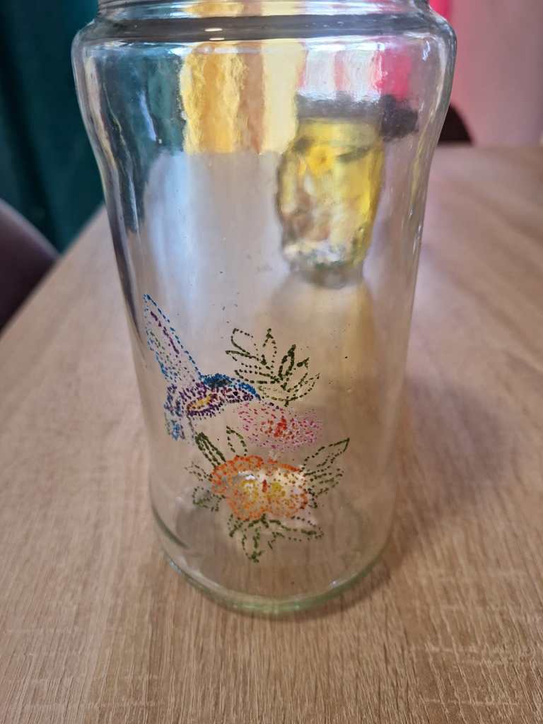 bocal décoratif colibri et fleur. le colibri appartient a la famille des trochilidé. Il est remarquable pour sa capacité a volé sur place et avec sa beauté coloré. 