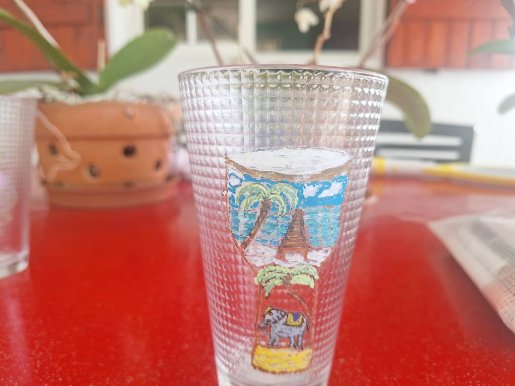 Verre représentant une plage avec un cocotier, un pont et le souffle de la mer, et en bas du tambour, un magnifique éléphant.